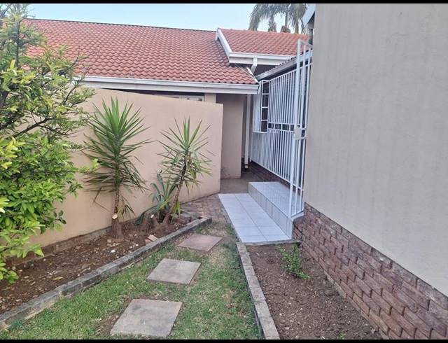 3 BEDROOM SIMPLEX FOR SALE IN WATERKLOOF GLEN